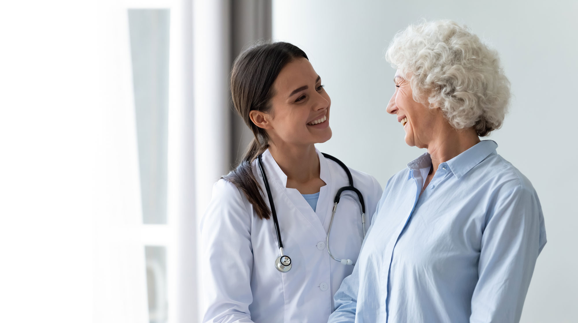 el médico habla con una paciente