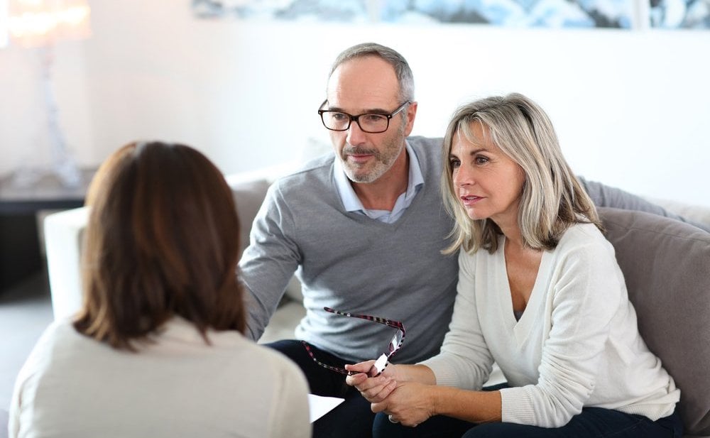 Una pareja de ancianos se reúne con un asesor financiero para invertir-1-1