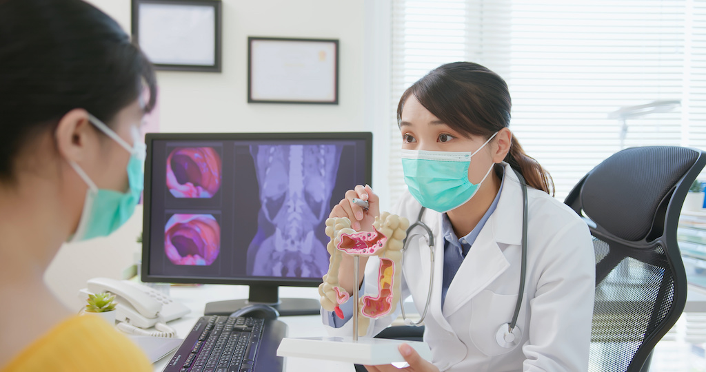 ¿Cómo afecta el cáncer colorrectal en estadio temprano frente al cáncer colorrectal en estadio tardío a las opciones de tratamiento?